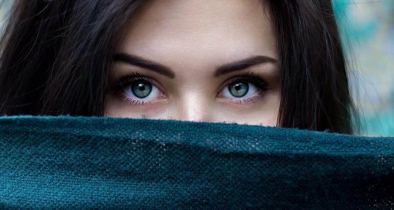 Een oosterse vrouw met blauwe ogen en een doek voor haar gezicht — Toewijding uit onverwacht hoek- Verhalentafel